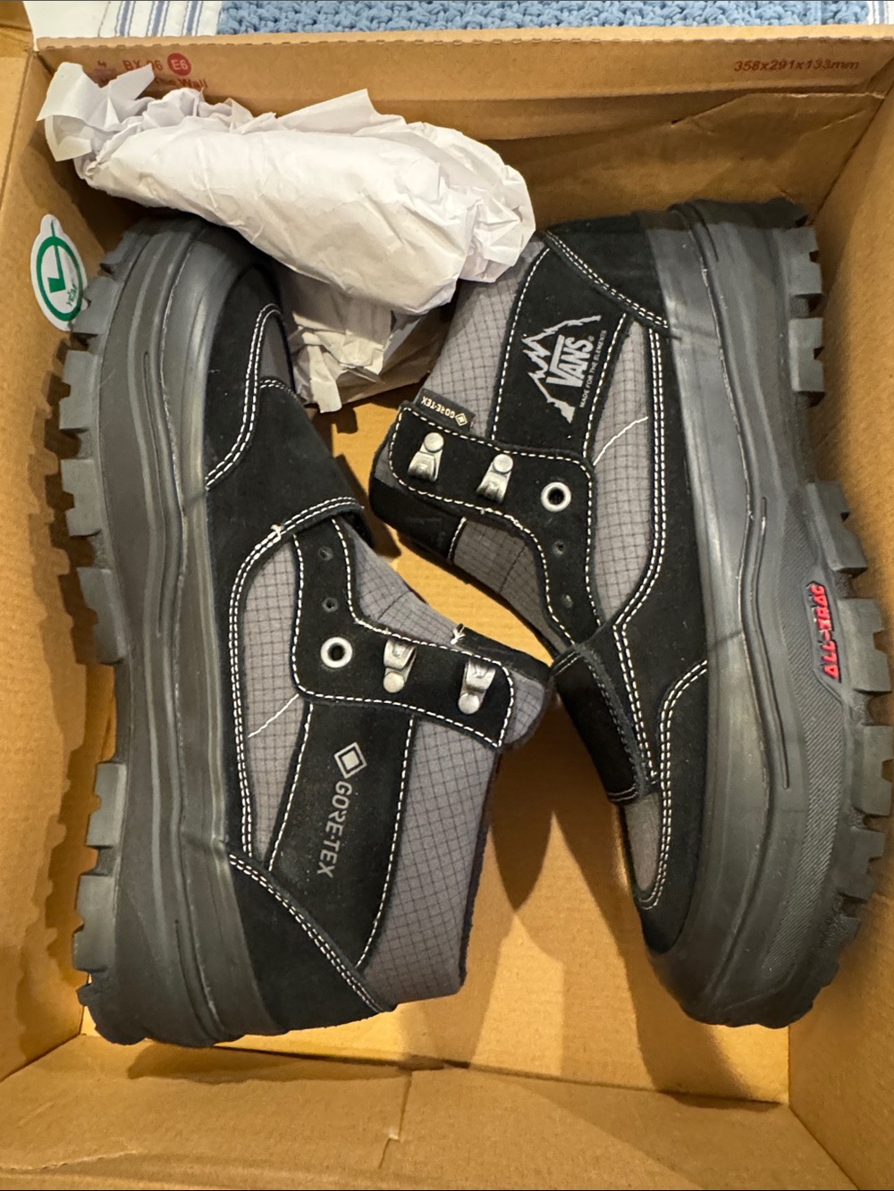 Vans MTE Mountain Mid Gore-Tex 
Men 9.5, Women 11